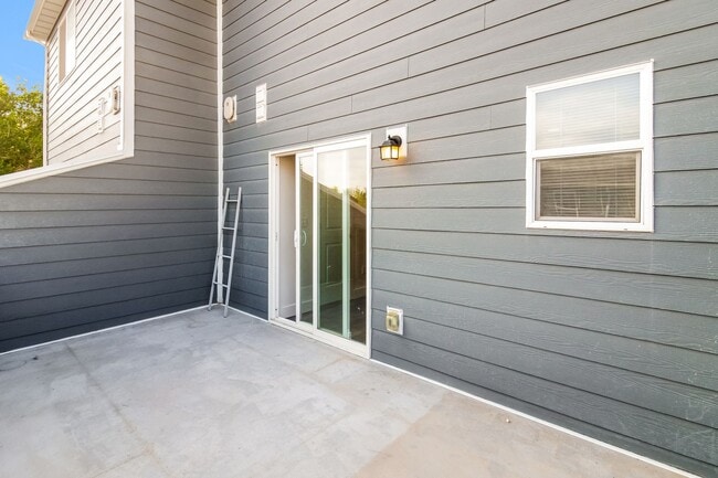 Building Photo - Spacious 3 Bed, 2.5 Bath Pet-Friendly Home...