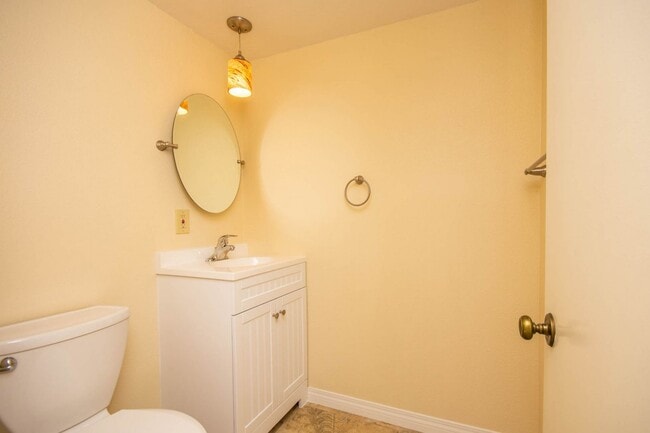 Building Photo - Spacious 3BR Condo with Pool View in Tangl...