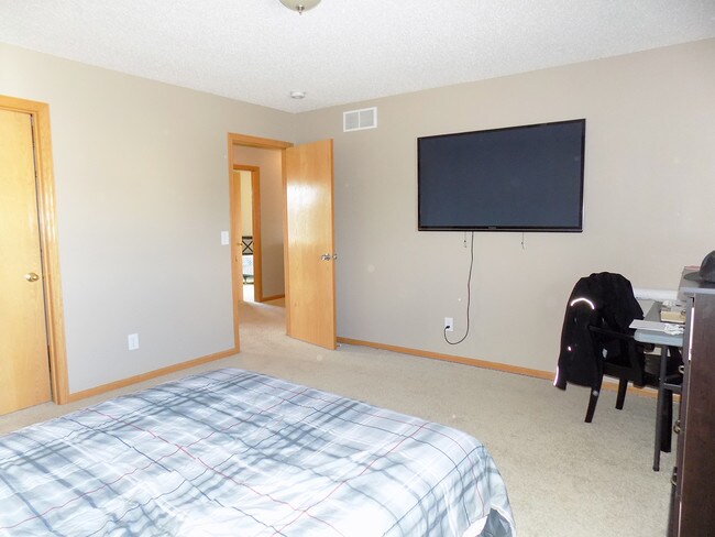 Building Photo - 9136 Goodrich Dr