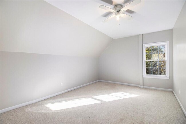 Building Photo - 960 Landmark Dr NE