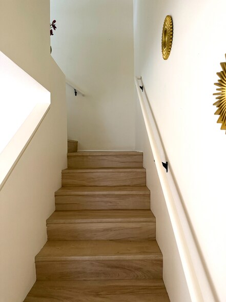 Building Photo - 647 Meakanu Ln