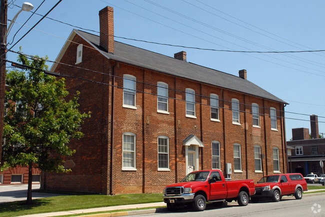 Building Photo - Shelly School Apartments