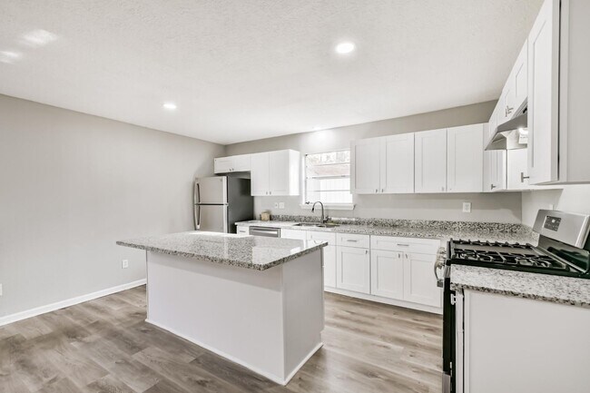 Building Photo - 305 Red Haven Dr