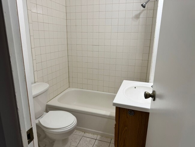Building Photo - 5 Bedroom ,3 bathroom Single Family Unit
