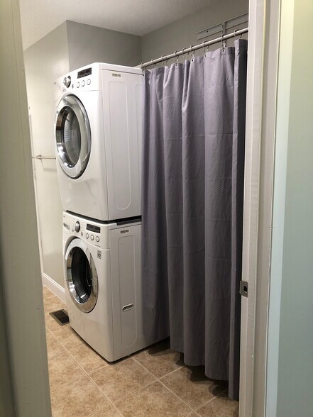 Laundry w/ Washer & Gas Dryer - 3413 Lisa Dr