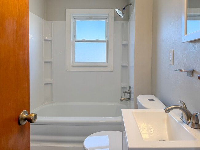 Building Photo - 1612 Maine