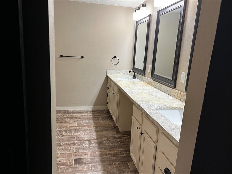 Building Photo - 835 Chatwood Dr