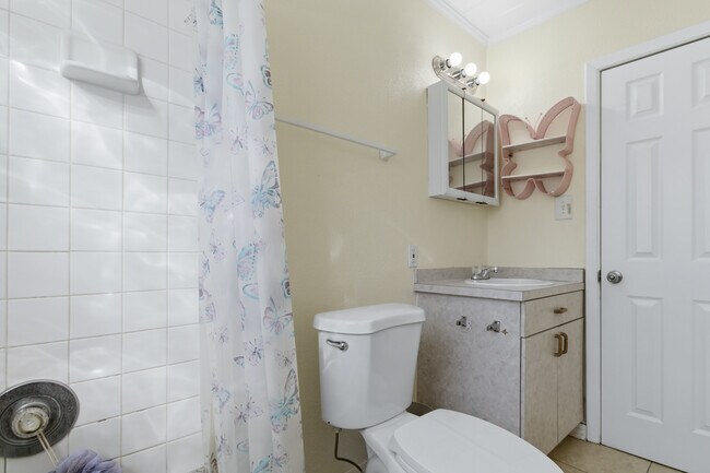 Building Photo - 1901 W La Salle St