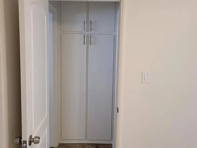 Building Photo - 820 S Walnut Ave