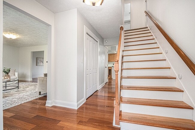 Building Photo - Pet-Friendly 4 Bed, 2.5 Bath Home with Lak...
