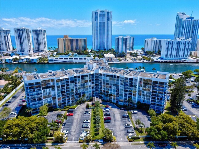 Building Photo - 1000 Parkview Dr