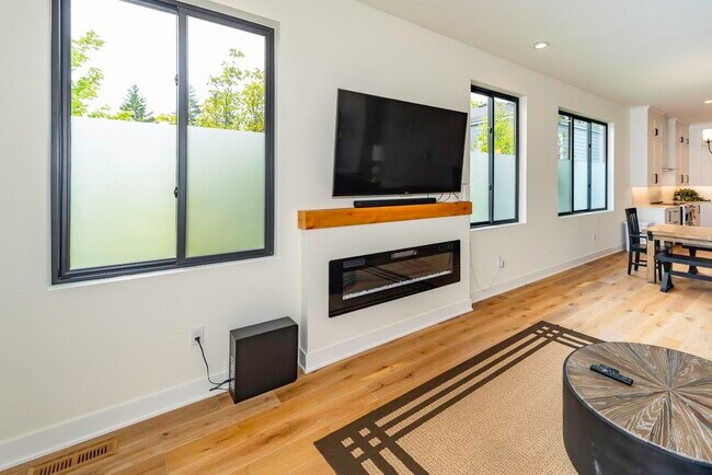 Building Photo - 1858 Upland Dr