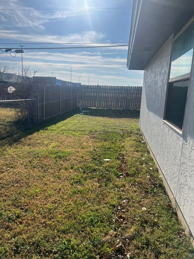 Building Photo - ? Fully Remodeled 2 Bed / 1 Bath Duplex – $200 off First Month Move-In Ready ?