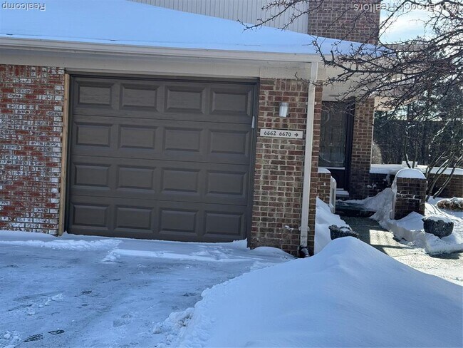 Building Photo - 6670 Maple Lakes Dr