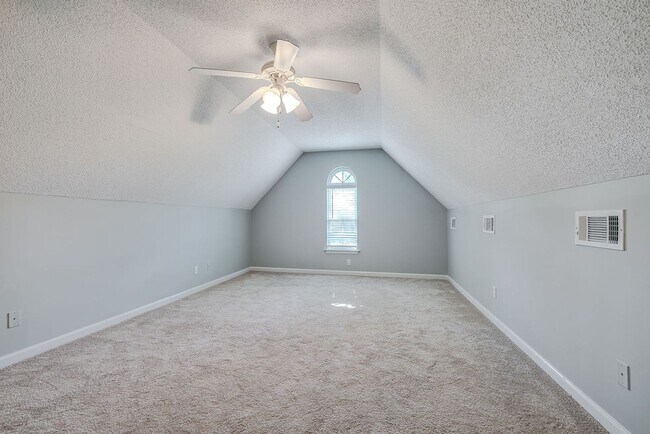 Building Photo - Spacious 3 Bed, 2 Bath Home with Large Bon...