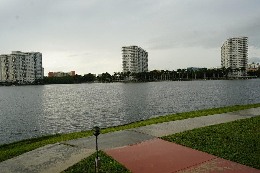 Building Photo - 2999 Point East Dr