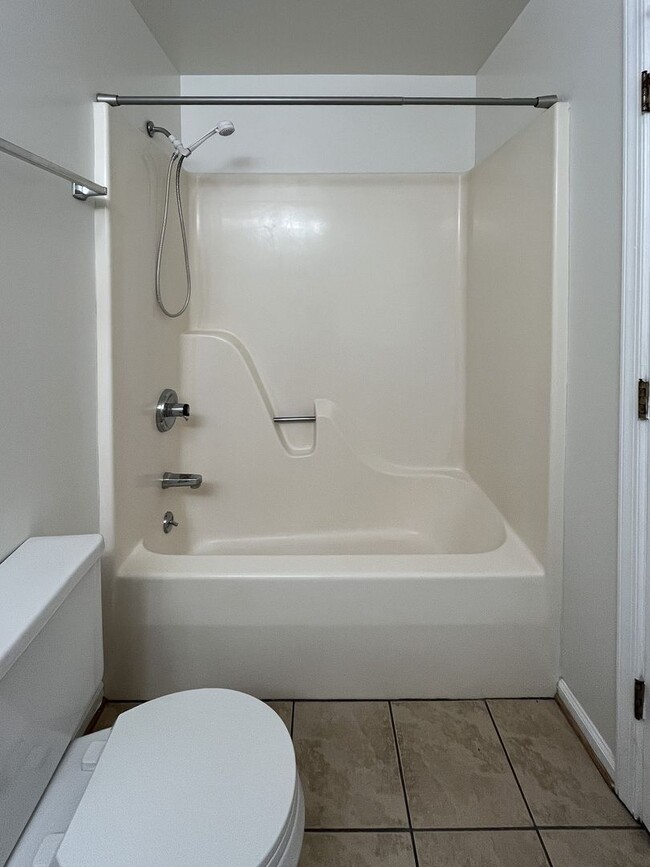 Building Photo - 2BD/2BA Near Stonefield & Alb. High School