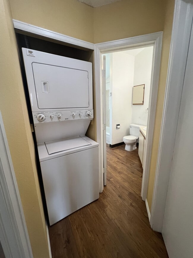 Building Photo - 870 London Green Way