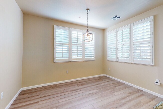 Building Photo - Town House Near Downtown Pleasanton  3 Bed...