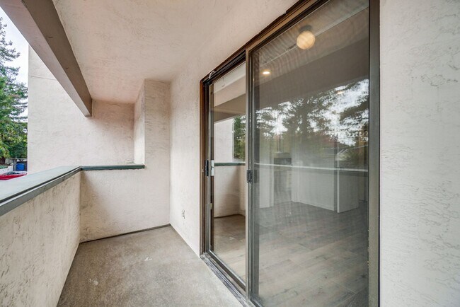 Building Photo - Recently upgraded Condo in a highly desirable location in Sunnyvale.
