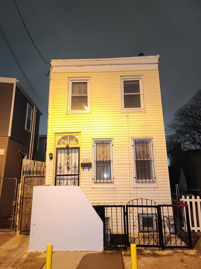 Building Photo - 621 Henry St