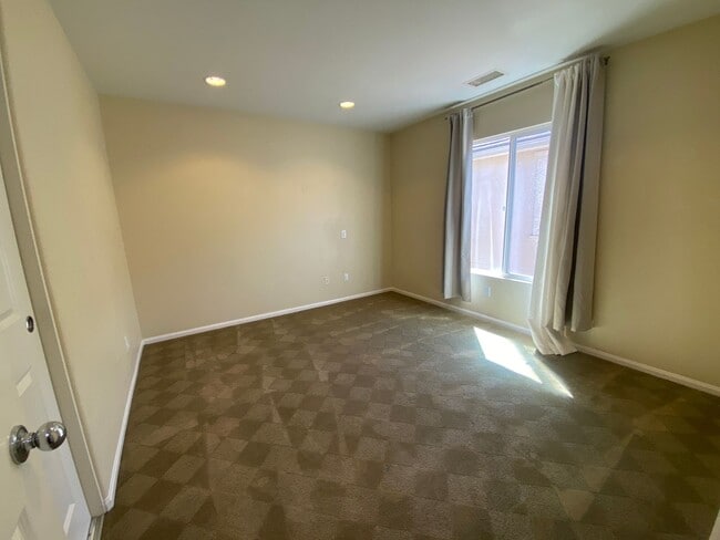 Building Photo - *Move in Special*2 story 4 Bedroom Home located in Amber Woods Community