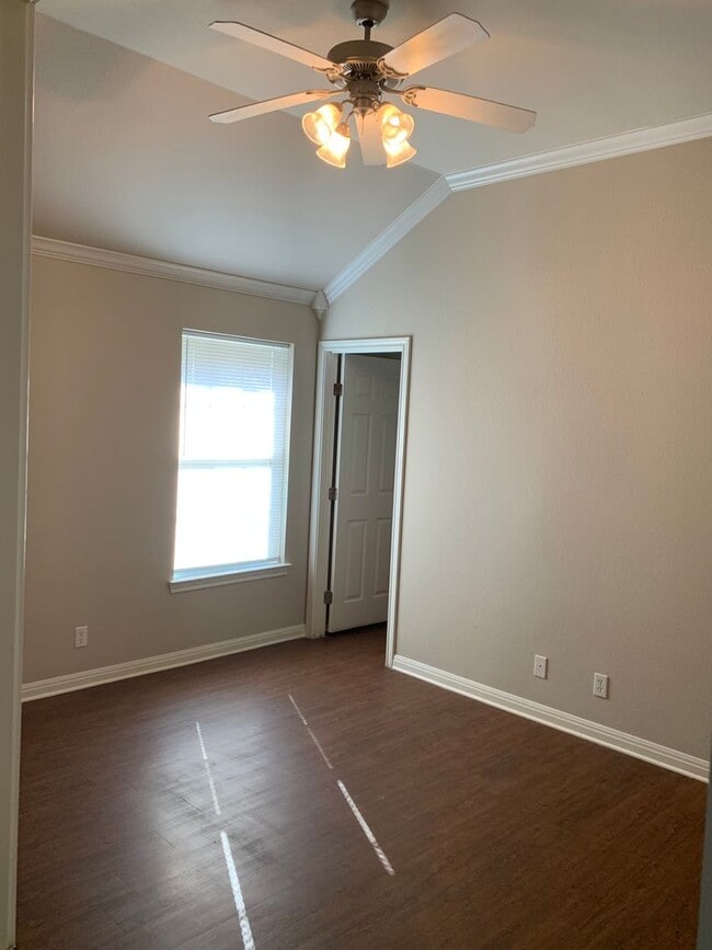 Building Photo - 3 bedroom 2 bath brick home