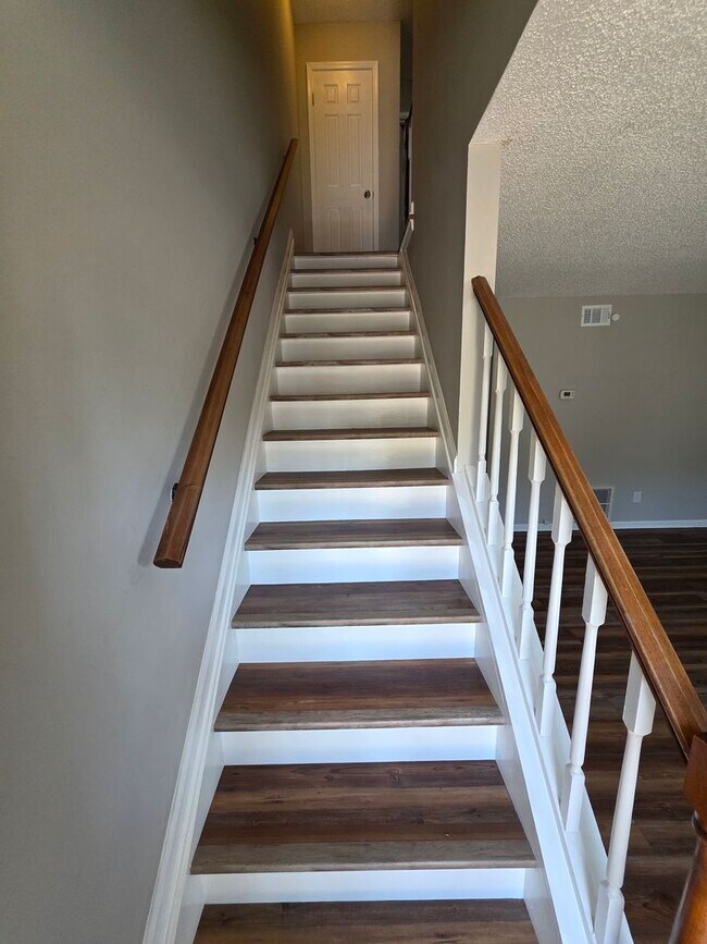 Building Photo - Move in Ready Townhouse l!