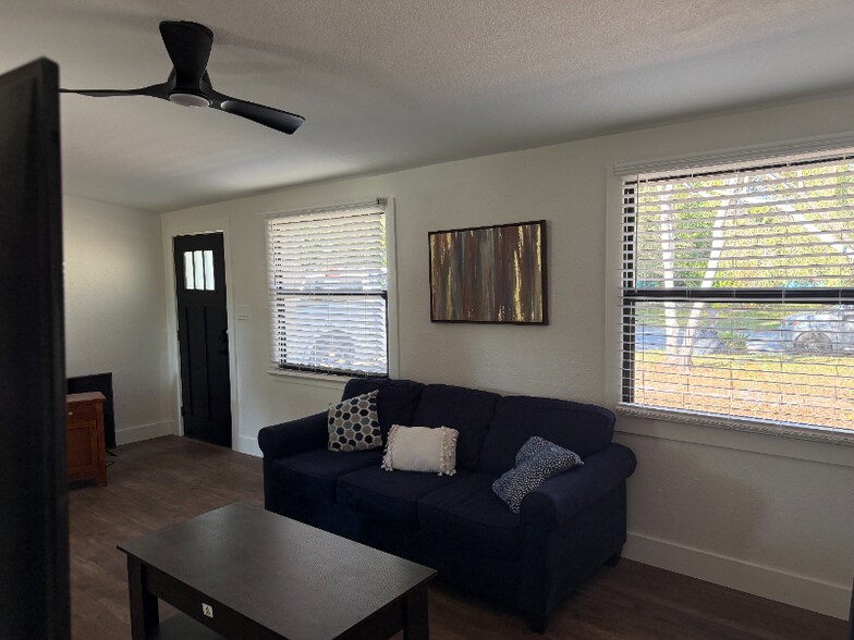 Building Photo - 3000 Karen Ave