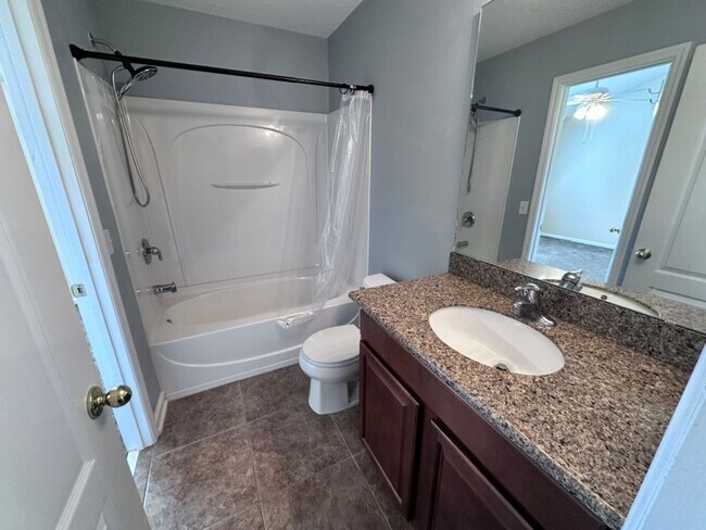 Building Photo - ***HOLIDAY SPECIAL NO RENT FOR DECEMBER*** Stylish 3BR Townhome with Garage & Walk-In Closet