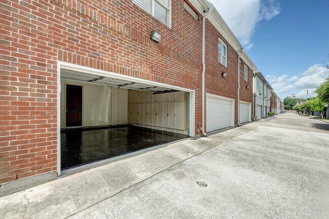 Building Photo - 5124 Chevy Chase Dr