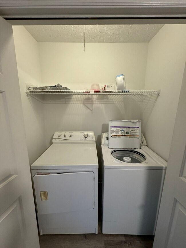 Building Photo - PETS CONDITIONAL + FURNISHED OPTION - Cute Sleepy Hollow Flats-Style Condo!