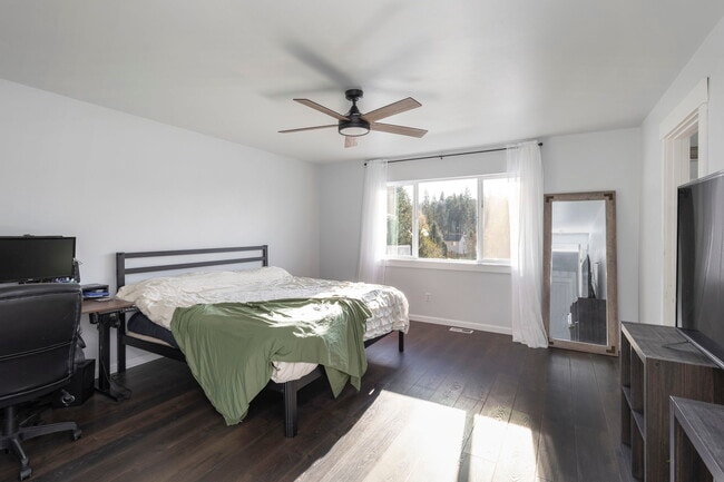 Building Photo - 6398 Juanita Cir NE