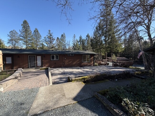 Building Photo - 7429 W Evans Creek Rd