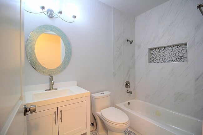 Building Photo - 3 Bedroom 2 Bath Modern home.