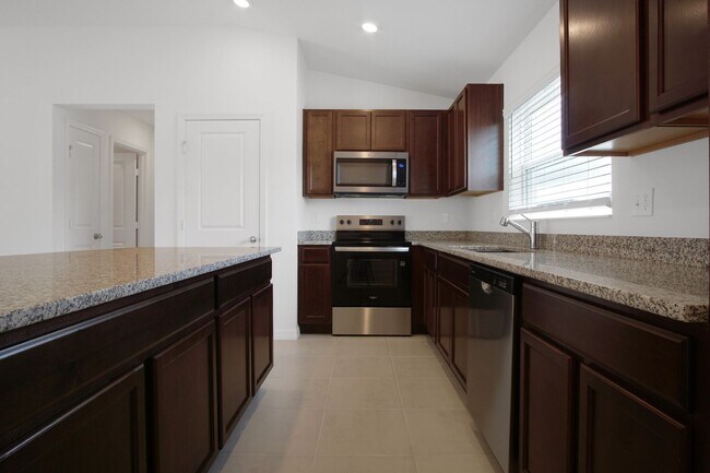 Building Photo - Modern Comfort Meets Convenience