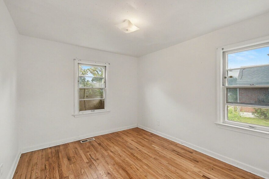 Building Photo - 250 Maple Dr
