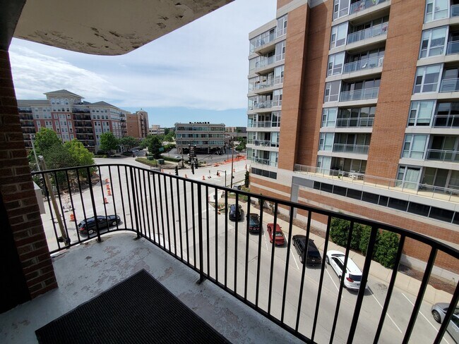 Building Photo - 659 S River Rd