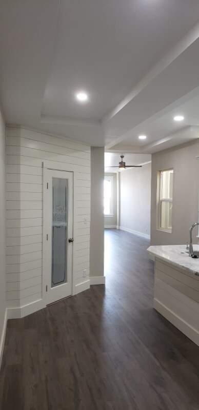 Building Photo - 105 E 5th St