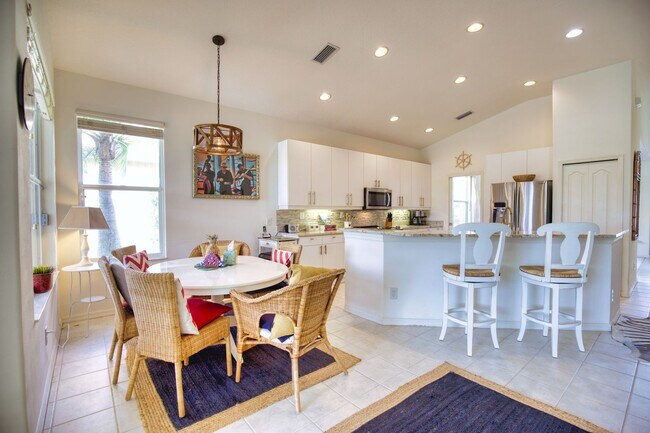 Building Photo - Seasonal Short-Term Single Family Pool Home in Pelican Pointe Golf & Country Club!