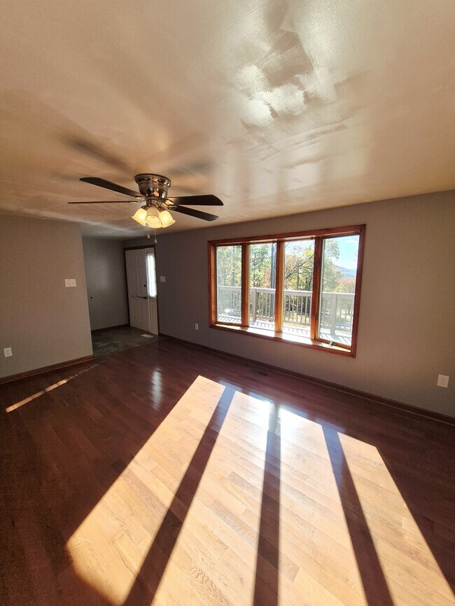 Building Photo - 976 Snow Mountain Rd