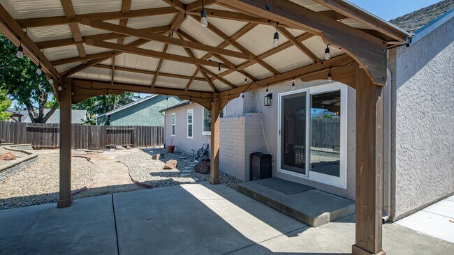 Building Photo - 3 Bedroom Home in Vacaville
