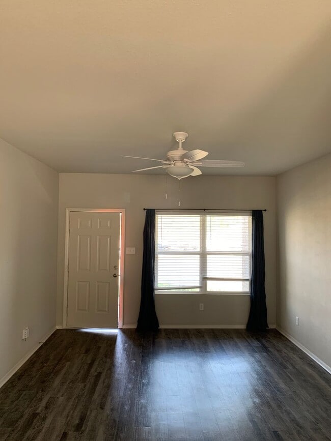 Building Photo - 3 bed 2 bath-Valley View-2 Car Garage