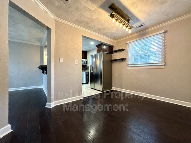 Building Photo - 809 Cambridge Ave