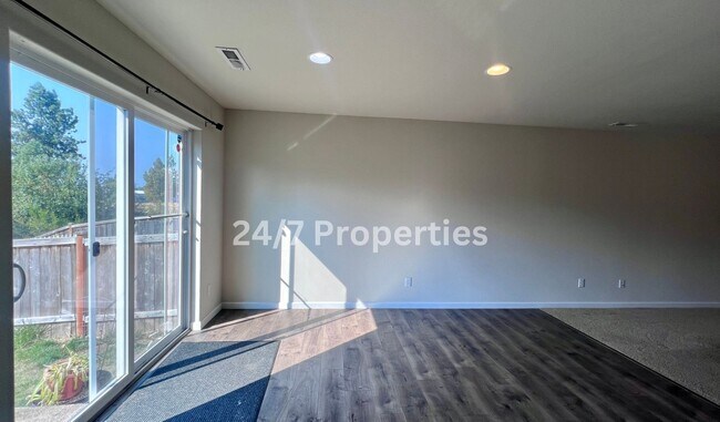 Building Photo - *1/2 OFF FIRST MONTH'S RENT* Magnificent 4BD I 2.5BA Molalla Home