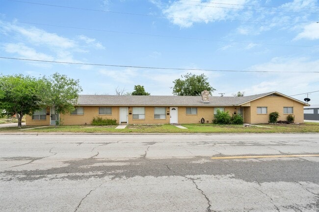 Building Photo - 708 W 10th St