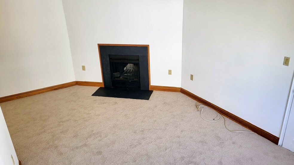 Fireplace - 2606 Tunlaw Rd NW
