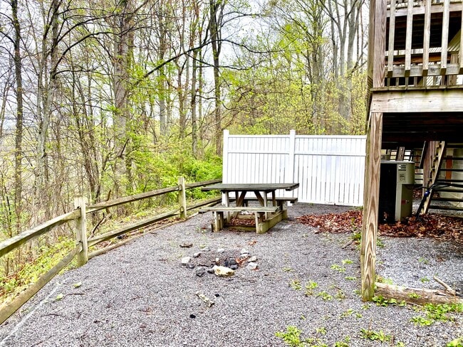 Building Photo - 195 Leo Ln