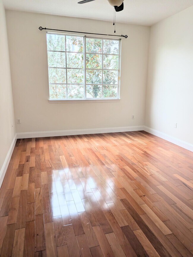 Building Photo - 3210 Myrtlewood Cir E
