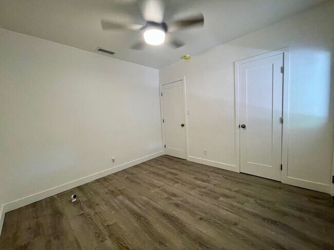 Building Photo - Fully Remodeled 4 Bedroom 2.5 Bathroom in ...